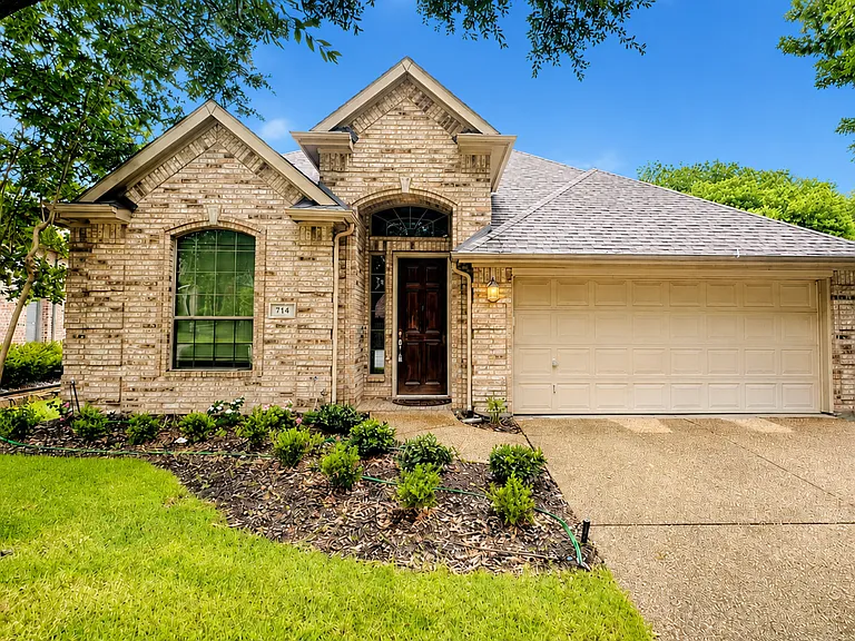 714 Pelican Hills Dr — Photo 1