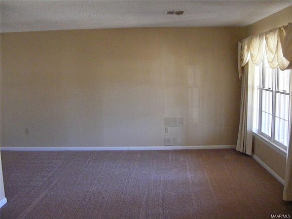 5th image of 2072 Green Acres Dr