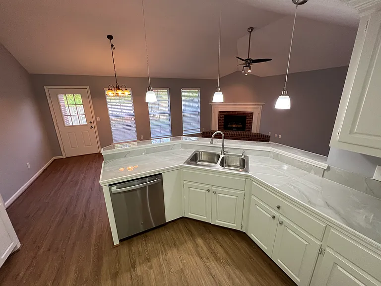 1013 Carlyle Cv — Photo 18