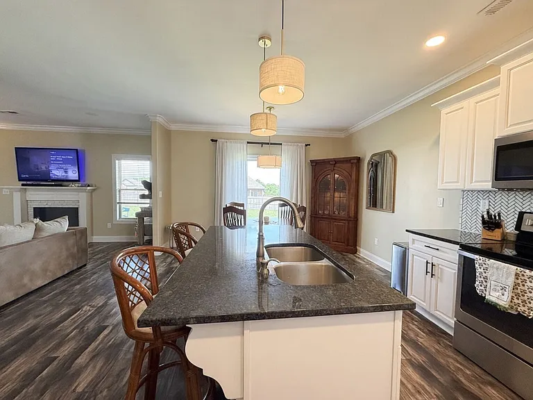 5005 Rainier Dr — Photo 3