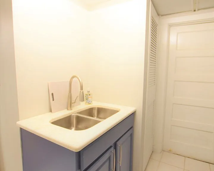 609 E State St — Photo 16