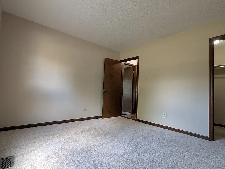 210 Wells Fargo Dr — Photo 24