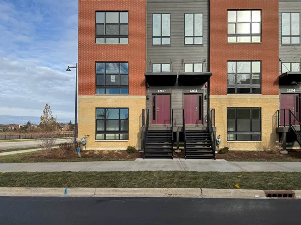 1202 Lakepointe Dr, Schaumburg, IL 60173