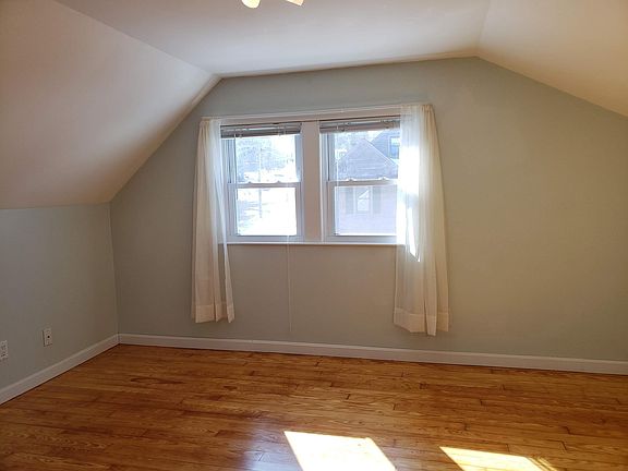 South Bedroom (2nd floor)