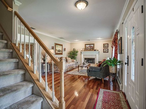 4th image of 17 Laura Ct