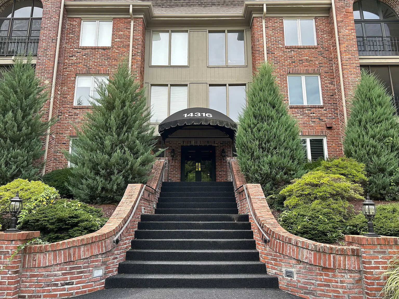 3 bed, 2330 sqft, $2,950 — Photo 3