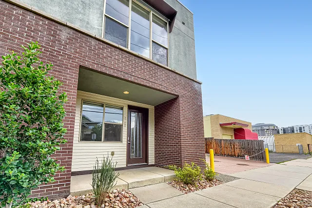 2100 N Clay St — Photo 11