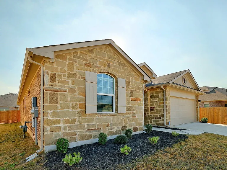 105 Brunnen Way — Photo 3