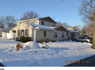 1 Tea Rose Ln, Levittown, PA