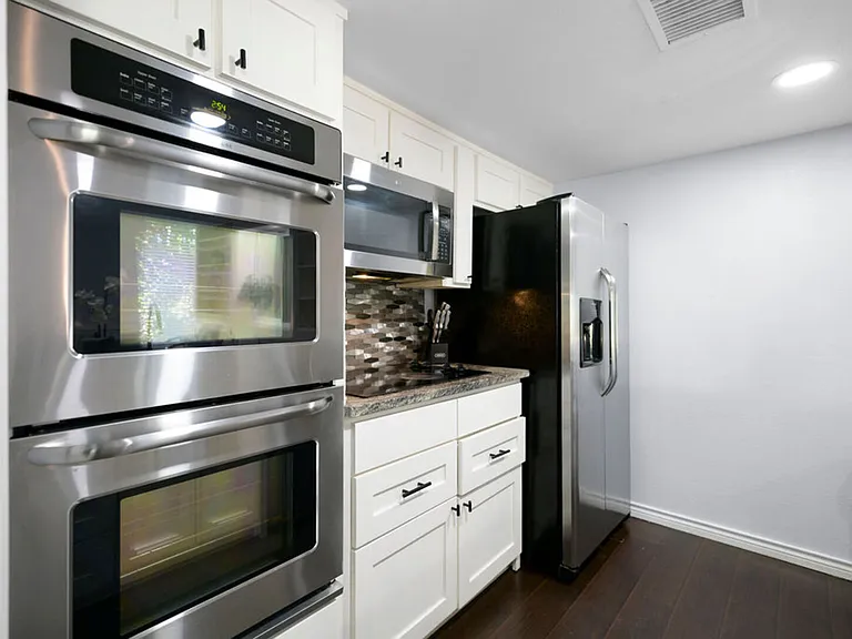 E Avenue J — Photo 6