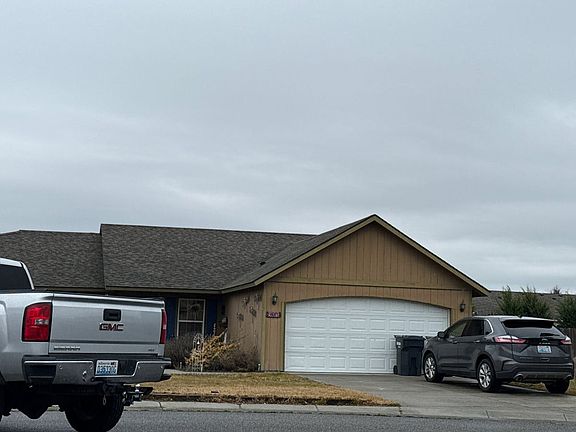 3rd image of 903 Arbutus Ave