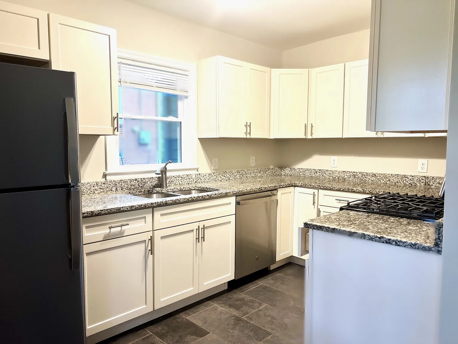 2 bed, 1100 sqft, $2,200 — Photo 4