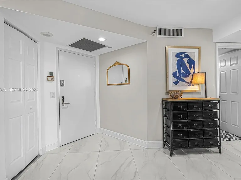 3500 Mystic Pointe Dr #604 — Photo 2
