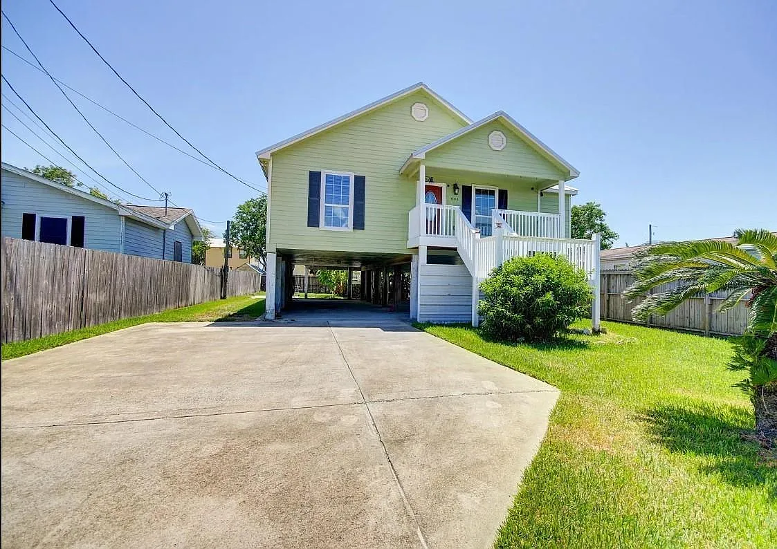 3 bed, 2.0 bath, 1408 sqft, $2,200 — Photo 2