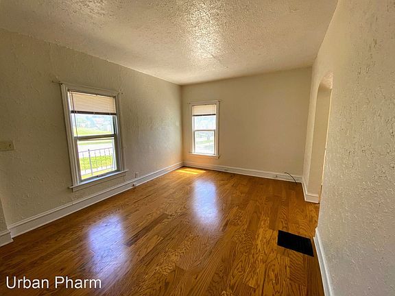 4th image of 1301 N Ave NE