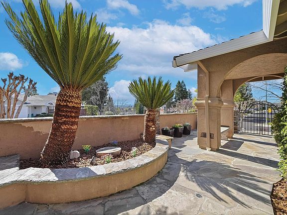 4th image of 5445 Canyon Crest Dr