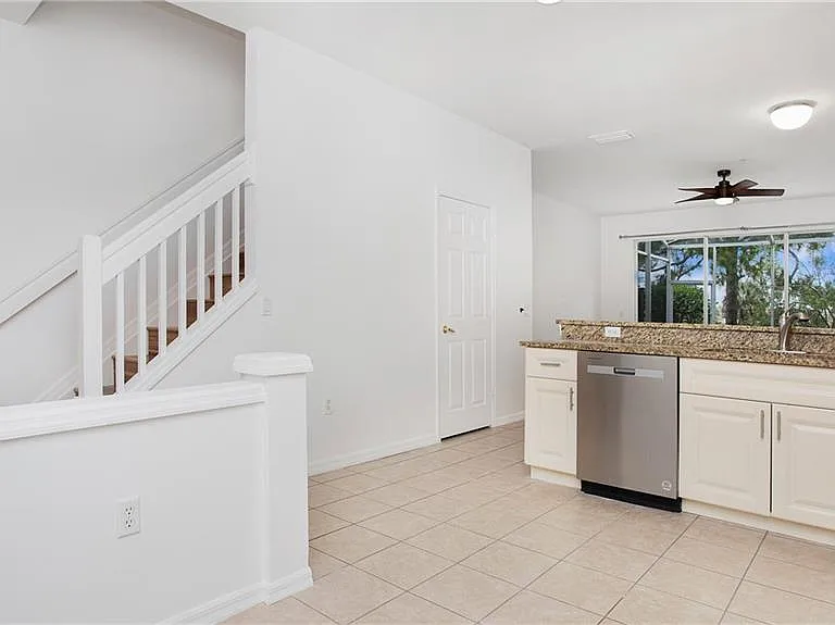 880 Hampton Cir — Photo 4