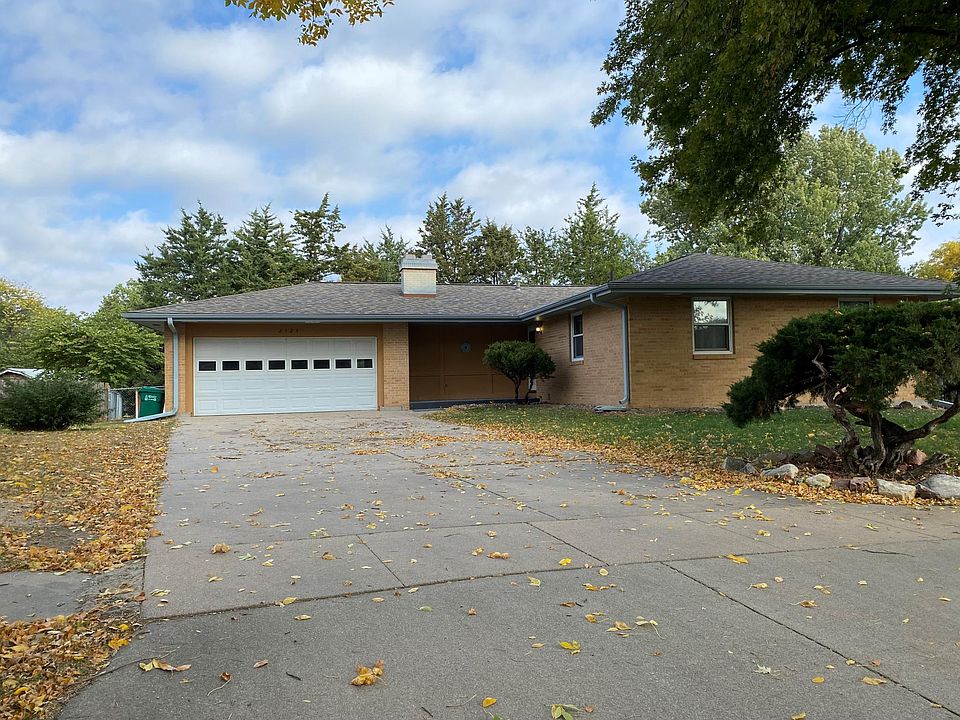 Front Driveway and 2 car garage!