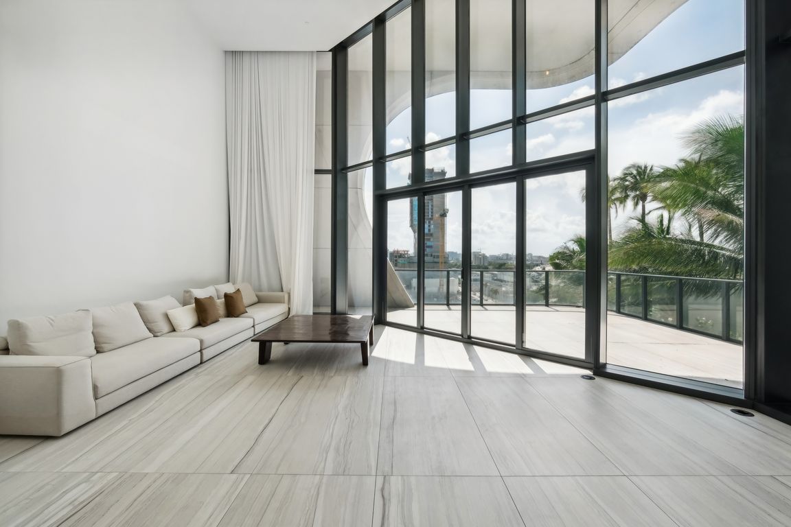 Biscayne Blvd 1002-011