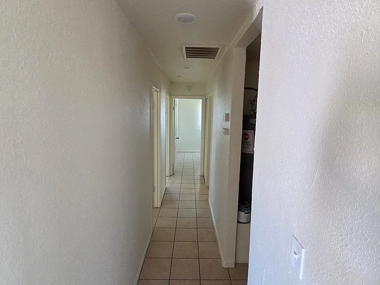 2433 E Cameron Vis — Photo 3