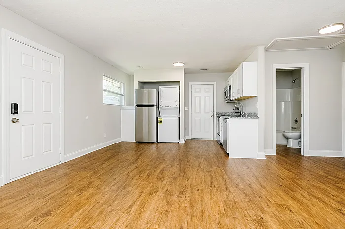 2 bed, 1.0 bath, 672 sqft, $1,050 — Photo 2