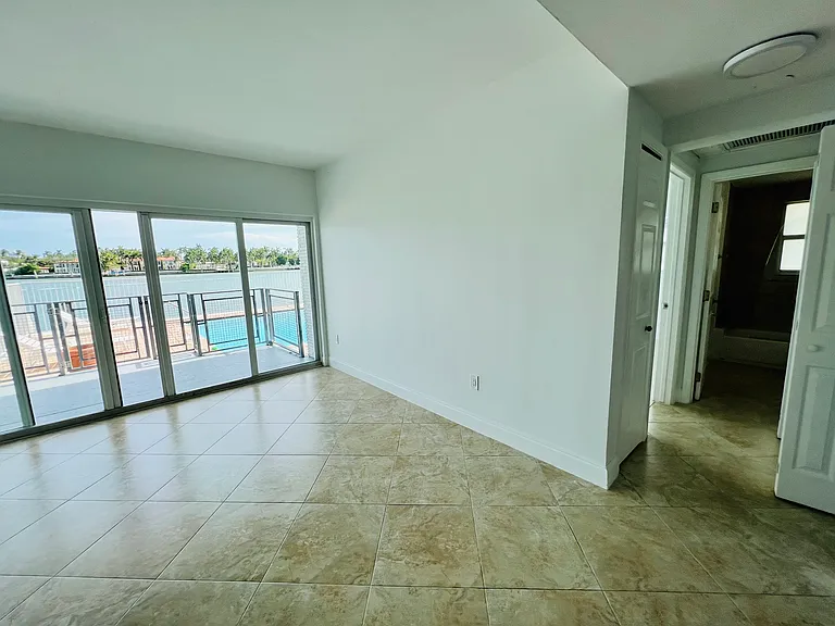 944 Bay Dr #7 — Photo 12