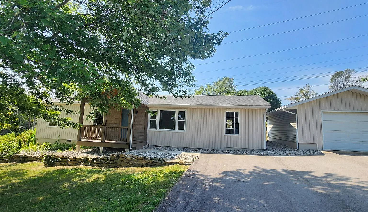 Right in the heart of Crossville *Complete remodel* Available for 1 year lease 3 bedroom, 2 bath ... — Photo 2