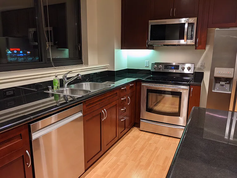 260 King St #1401 — Photo 3