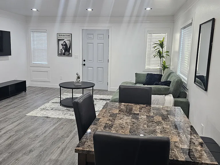 9412 Wilmington Ave — Photo 2
