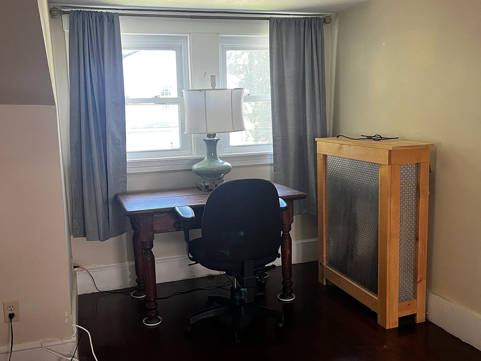 Home office Desk area in spacious eave