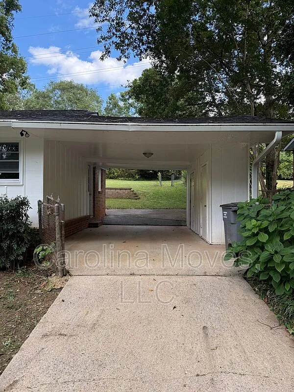 3 bed, 2.0 bath, 1556 sqft, $1,749 — Photo 3