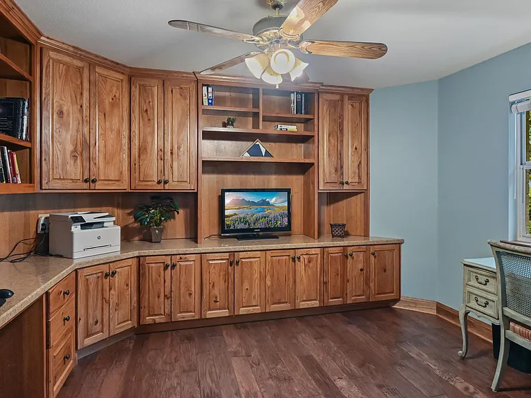 215 Tellus St — Photo 16