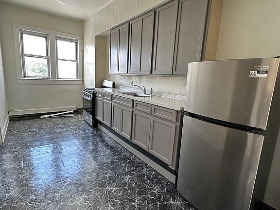 4th image of 14 Bayview Ave #14C