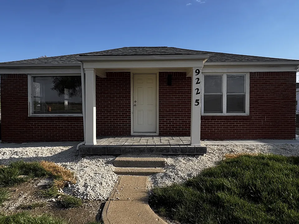 9225 E US Highway 136