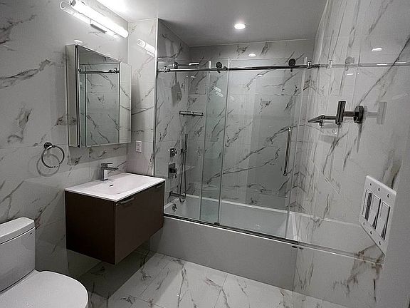 3rd image of 398 Kings Hwy #404