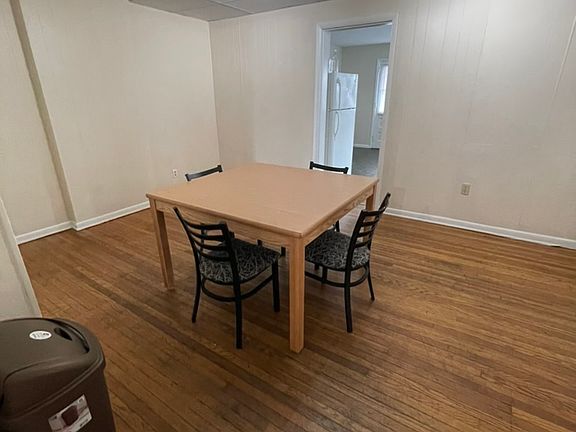 Dining room with four chairs