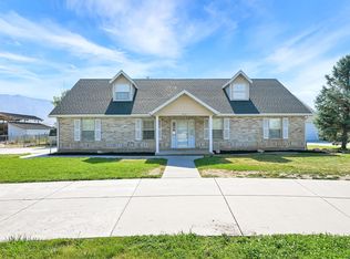 3112 N Pelican Dr, Farr West, UT 84404