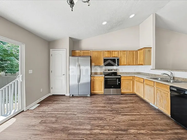 7128 N Kiowa Pkwy — Photo 3