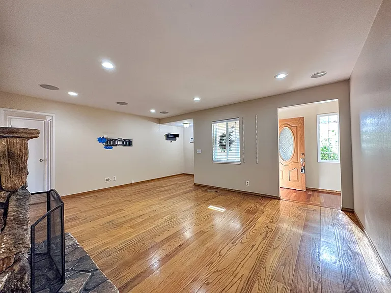 1727 Coralee Dr — Photo 2