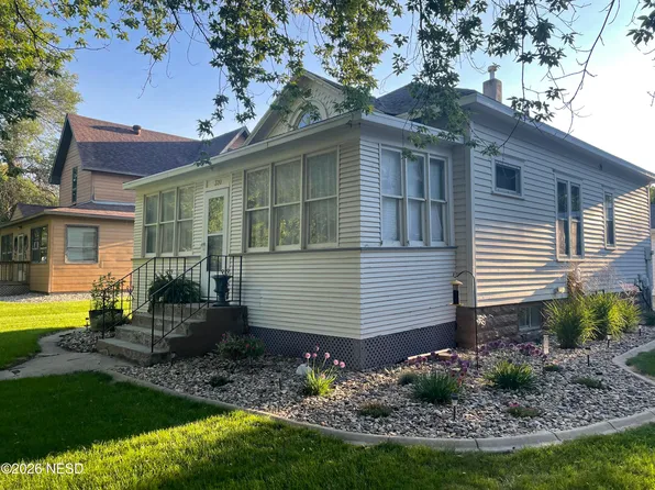 320 2nd St NE, Watertown, SD 57201