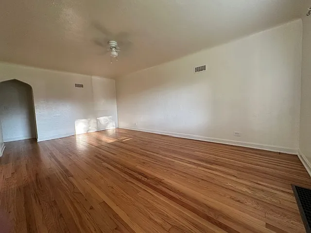 Living Room from front door 12' x 19'
Ceiling fan, window A/C