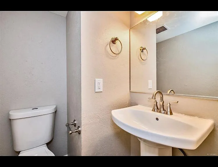 1135 S Oneida St #B — Photo 5