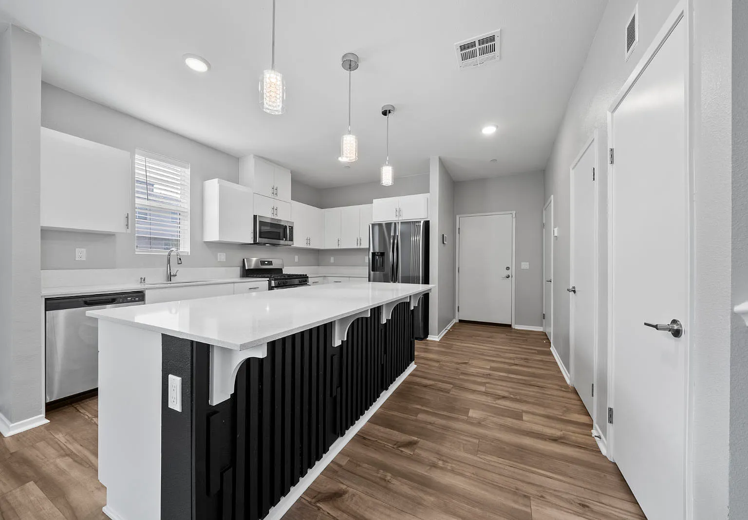 3 bed, 1687 sqft, $4,250 — Photo 2