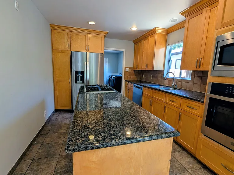5964 Yarmouth Ave — Photo 5