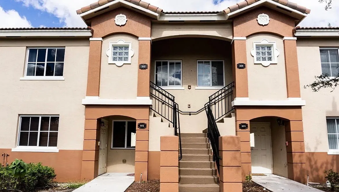 2 bed, 883 sqft, $2,000 — Photo 1