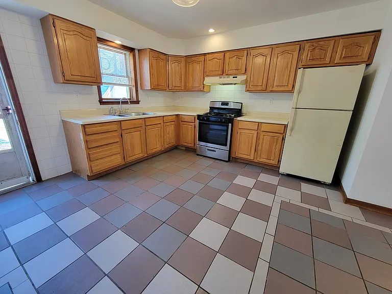 947 Tree St — Photo 4