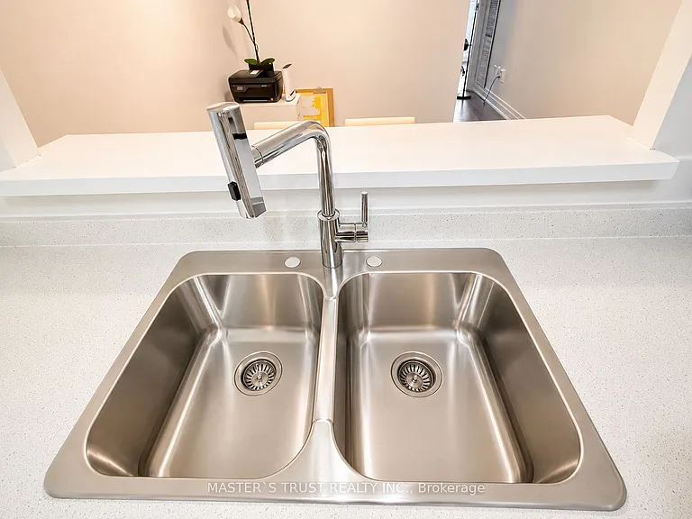 117 Gerrard St E #413 — Photo 3