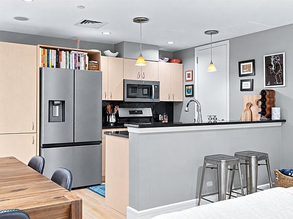 5th image of 901 W 9th St APT 216