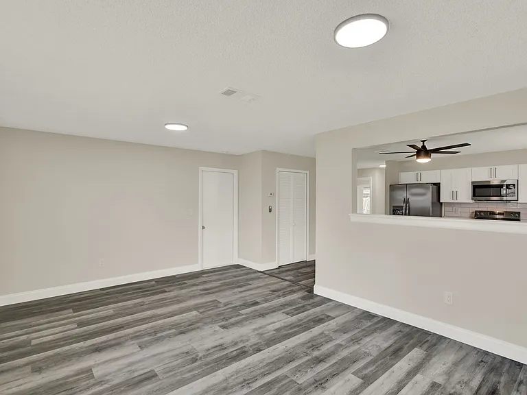 120 W Towne Pl — Photo 5