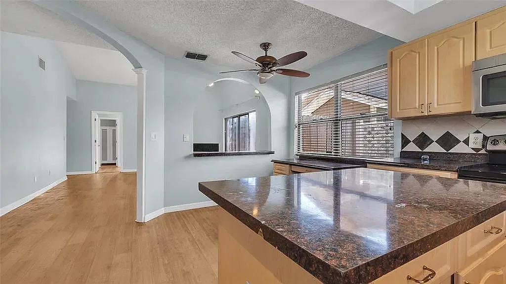 3 bed, 1193 sqft, $2,550 — Photo 4